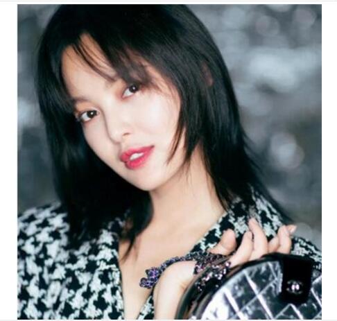 女生鎖骨中長發直發圖片