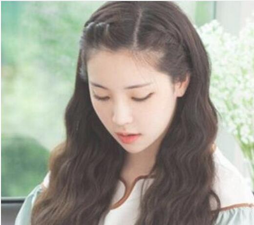 女生小玉米燙發(fā)型如何扎