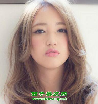 適合自然卷女生的發型有哪些
