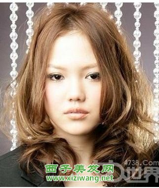 2022小女人氣質(zhì)燙發(fā)發(fā)型