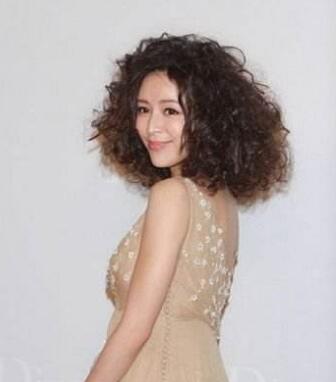 女生螺旋燙滿頭小卷發型圖片夸張又搶眼卷發發型