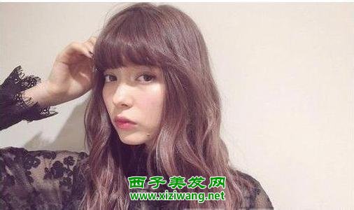 中長發自然微卷發型打造唯美女人味