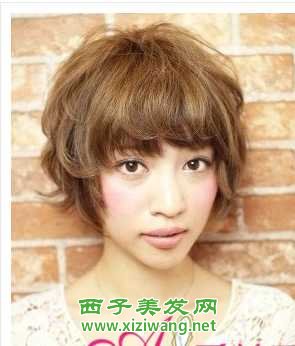 女生齊肩短卷發發型圖