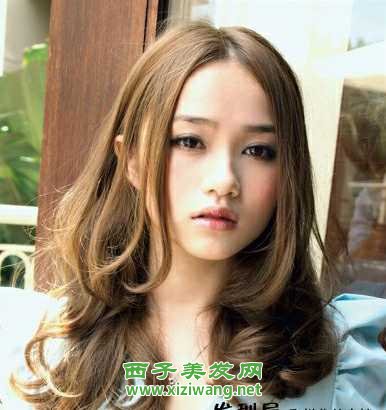 最新卷發(fā)發(fā)型時尚又瘦臉