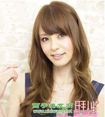個(gè)性女生長卷發(fā)發(fā)型圖