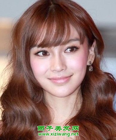 2022流行齊劉海卷發(fā)圖片輕松變輕熟女