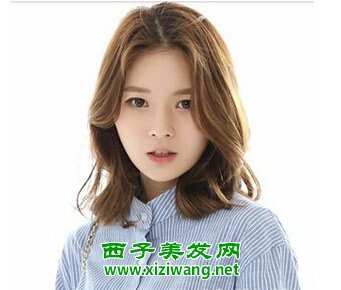 女生齊肩中分卷發發型圖片