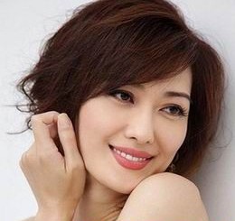 今年流行什么女生短發(fā)型來看熟女蓬松短發(fā)型