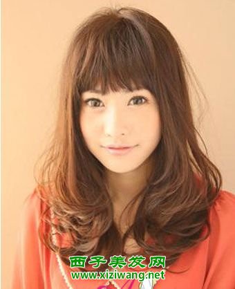 窄額頭女生們適合的卷發(fā)發(fā)型