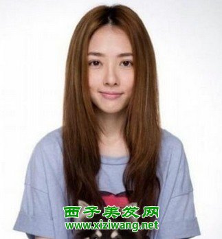 女生中分劉海卷發發型圖片
