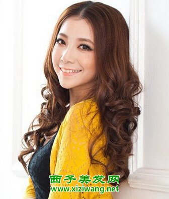 女生中波浪中分卷發發型圖片