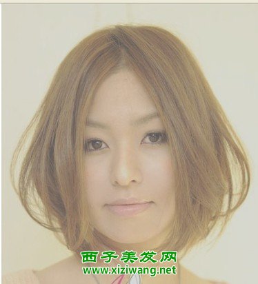 小臉型中分卷發(fā)發(fā)型嫵媚風格中分卷發(fā)發(fā)型
