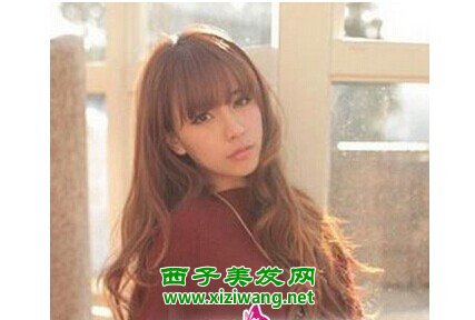 有氣質女生齊劉海大卷發型圖片