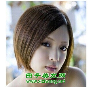 大側分的斜劉海短發造型圖片