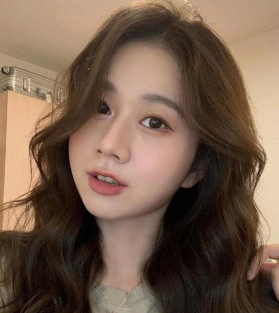 直發發型女中長發2022最洋氣直發發型推薦