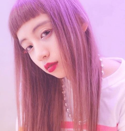 女生長直發造型look,顯瘦顯臉小